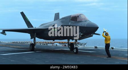 MER DES PHILIPPINES (14 janvier 2023) Aviation Boatswain's Mate (Handling) 1st classe Travion Humphrey, de Sacramento, Californie, affecté au transporteur d'assaut amphibie USS America (LHA 6), Dirige un avion F-35B Lightning II de l'escadron d'attaque de chasseurs maritimes (VMFA) 242 avant le décollage sur le pont de vol du navire alors qu'il est en cours dans la mer des Philippines, au Japon, le 14 janvier. L'Amérique, navire chef de file du America Amphiobie Ready Group, opère dans la zone d'opérations de la flotte 7th pour améliorer l'interopérabilité avec les alliés et les partenaires et servir de force de réaction prête à l'emploi pour défendre la paix Banque D'Images