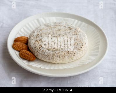 Goût de Provence, petit fromage rond Tome de Provence à base de lait de chèvre à Banon, Alpes-de-haute-Provence, France, gros plan Banque D'Images