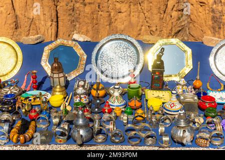 Souvenirs marocains artisanaux multicolores au marché. Théières et assiettes, décorations, tagines, bibelots Banque D'Images