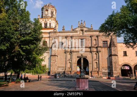 L'église San Juan Bautista et le monastère sur la Plaza Hidalgo dans le quartier Coyoacan, de Mexico, Mexique. L'église coloniale espagnole a commencé en 1522 sur les ruines d'un temple aztèque. Banque D'Images