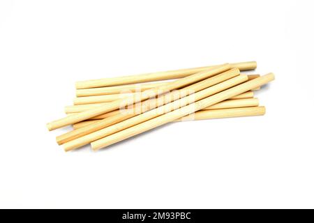 Pailles de bambou isoaltées sur fond blanc. Boire des pailles de bois de bambou pour réutiliser et réduire l'utilisation de la paille plastique. Boisson jetable brune Banque D'Images