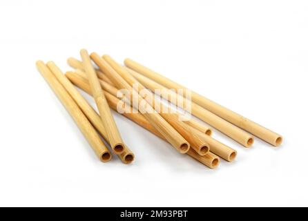 Pailles de bambou isoaltées sur fond blanc. Boire des pailles de bois de bambou pour réutiliser et réduire l'utilisation de la paille plastique. Boisson jetable brune Banque D'Images