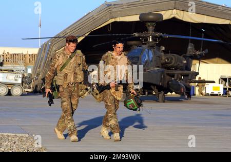 NOTE DES ÉDITEURS: Suite à une demande du ministère de la Défense, le bureau de l'AP a brouillé les visages du personnel de service qui apparaissent sur ces photos à côté du duc de Sussex. Photo du dossier datée du 01/11/2012 du prince Harry ou simplement du capitaine de la plaine du pays de Galles, connu dans l'armée britannique, se promène à son hélicoptère avec son compagnon pilote à la ligne de vol contrôlée britannique dans le camp Bastion, dans le sud de l'Afghanistan, Où il sert comme pilote d'hélicoptère Apache/Gunner avec 662 corps de l'armée de l'air SQD, de septembre 2012 pour quatre mois jusqu'à janvier 2013. Date de publication : lundi 16 janvier 2023. Banque D'Images