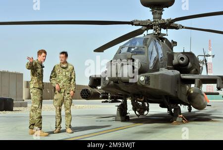 NOTE DES ÉDITEURS: Suite à une demande du ministère de la Défense, le bureau de l'AP a brouillé les visages du personnel de service qui apparaissent sur ces photos à côté du duc de Sussex. Photo du dossier datée du 07/09/12 du Prince Harry qui est montré la ligne de vol Apache par un membre de son escadron (nom non fourni) au Camp Bastion en Afghanistan, d'où il sera en service pendant son voyage de service comme copilote tireur. Date de publication : lundi 16 janvier 2023. Banque D'Images