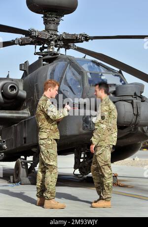 NOTE DES ÉDITEURS: Suite à une demande du ministère de la Défense, le bureau de l'AP a brouillé les visages du personnel de service qui apparaissent sur ces photos à côté du duc de Sussex. Photo du dossier datée du 07/09/12 du Prince Harry qui est montré la ligne de vol Apache par un membre de son escadron (nom non fourni) au Camp Bastion en Afghanistan, d'où il sera en service pendant son voyage de service comme copilote tireur. Date de publication : lundi 16 janvier 2023. Banque D'Images