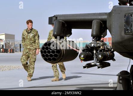 NOTE DES ÉDITEURS: Suite à une demande du ministère de la Défense, le bureau de l'AP a brouillé les visages du personnel de service qui apparaissent sur ces photos à côté du duc de Sussex. Photo du dossier datée du 07/09/12 du Prince Harry qui est montré la ligne de vol Apache par un membre de son escadron (nom non fourni) au Camp Bastion en Afghanistan, d'où il sera en service pendant son voyage de service comme copilote tireur. Date de publication : lundi 16 janvier 2023. Banque D'Images