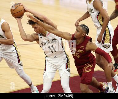 Cleveland, États-Unis. 16th janvier 2023. La garde des Pélicains de la Nouvelle-Orléans Dyson Daniels (11) a rebondi sur les cavaliers de Cleveland en avant d'Issac Okoro (35) dans la première moitié au Rocket Mortgage Fieldhouse à Cleveland, Ohio lundi, 16 janvier 2023. Photo par Aaron Josefczyk/UPI crédit: UPI/Alay Live News Banque D'Images