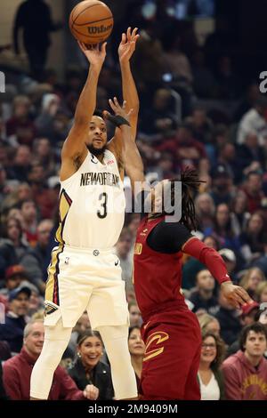 Cleveland, États-Unis. 16th janvier 2023. La garde des Pélicains de la Nouvelle-Orléans CJ McCollum (3) prend des photos sur Darius Garland, garde des cavaliers de Cleveland (10), dans la première moitié du Rocket Mortgage Fieldhouse à Cleveland, Ohio, lundi, 16 janvier 2023. Photo par Aaron Josefczyk/UPI crédit: UPI/Alay Live News Banque D'Images