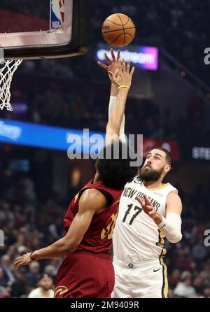 Cleveland, États-Unis. 16th janvier 2023. Centre Pélicans de la Nouvelle-Orléans Jonas Valanciunas (17) prend des photos au-dessus du centre des cavaliers de Cleveland Jarrett Allen (31) dans la première moitié au Rocket Mortgage Fieldhouse à Cleveland, Ohio lundi, 16 janvier 2023. Photo par Aaron Josefczyk/UPI crédit: UPI/Alay Live News Banque D'Images