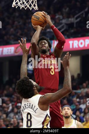 Cleveland, États-Unis. 16th janvier 2023. Cleveland Cavaliers garde CARIS LaVert (3) prend des photos au-dessus de la Nouvelle-Orléans Pelicans avance Naji Marshall (8) dans la première moitié à Rocket Mortgage Fieldhouse à Cleveland, Ohio lundi, 16 janvier 2023. Photo par Aaron Josefczyk/UPI crédit: UPI/Alay Live News Banque D'Images