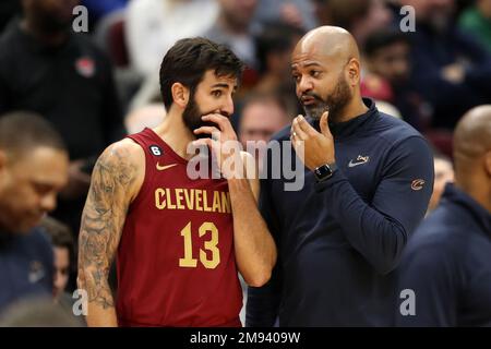 Cleveland, États-Unis. 16th janvier 2023. Le garde de Cleveland Cavaliers Ricky Rubio (13) s'entretient avec l'entraîneur-chef J.B. Bickerstaff pendant la deuxième moitié contre les pélicans de la Nouvelle-Orléans au Rocket Mortgage Fieldhouse à Cleveland, Ohio, lundi, 16 janvier 2023. Photo par Aaron Josefczyk/UPI crédit: UPI/Alay Live News Banque D'Images