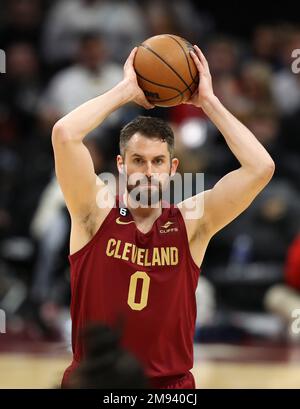 Cleveland, États-Unis. 16th janvier 2023. Kevin Love (0), cavaliers de Cleveland, va passer contre les pélicans de la Nouvelle-Orléans dans la deuxième moitié au Rocket Mortgage Fieldhouse à Cleveland, Ohio, lundi, 16 janvier 2023. Photo par Aaron Josefczyk/UPI crédit: UPI/Alay Live News Banque D'Images