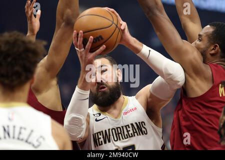 Cleveland, États-Unis. 16th janvier 2023. Centre Pélicans de la Nouvelle-Orléans Jonas Valanciunas (17) entre les centres de Cleveland Cavaliers Jarrett Allen (31) et Evan Mobley (4) dans la première moitié au Rocket Mortgage Fieldhouse à Cleveland, Ohio lundi, 16 janvier 2023. Photo par Aaron Josefczyk/UPI crédit: UPI/Alay Live News Banque D'Images
