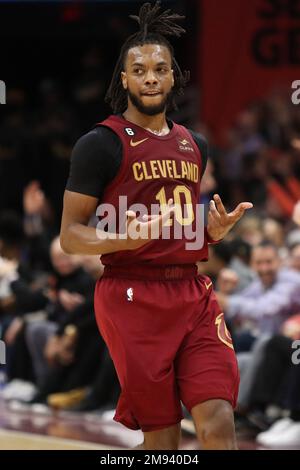 Cleveland, États-Unis. 16th janvier 2023. Darius Garland (10), garde des cavaliers de Cleveland, réagit après avoir tiré trois points contre les Pélicains de la Nouvelle-Orléans dans le quatrième trimestre au Rocket Mortgage Fieldhouse de Cleveland, Ohio, lundi, 16 janvier 2023. Photo par Aaron Josefczyk/UPI crédit: UPI/Alay Live News Banque D'Images