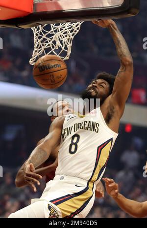 Cleveland, États-Unis. 16th janvier 2023. La Nouvelle-Orléans Pelicans avance Naji Marshall (8) dunks au-dessus de Cleveland Cavaliers centre Evan Mobley (4) dans la première moitié à Rocket Mortgage Fieldhouse à Cleveland, Ohio lundi, 16 janvier 2023. Photo par Aaron Josefczyk/UPI crédit: UPI/Alay Live News Banque D'Images