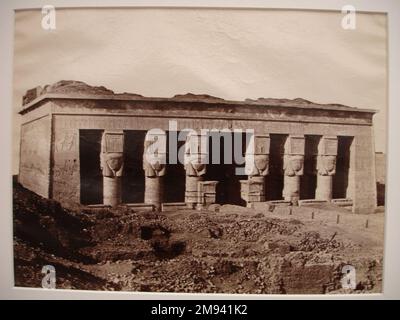 Temple de Hathor à Dendera (Dendur) (vue du nord-est de la façade du temple) Antonio Beato (italien et britannique, ca. 1825-ca.1903). Temple de Hathor à Dendera (Dendur) (vue du nord-est de la façade du temple), fin 19th siècle. Photographie en argent d'albumine, image/feuille: 7 3/4 x 10 1/4 po. (19,7 x 26 cm). Photographie fin 19th siècle Banque D'Images