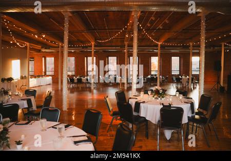 lieu de mariage tables fleurs alcool réception célébration bougies Banque D'Images