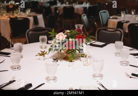 lieu de mariage tables fleurs alcool réception célébration bougies Banque D'Images