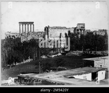 Balbek : vue sur l'Acropole Felix Bonfils (français, 1831-1885). Balbek : vue sur l'Acropole, après 1867. Photographie d'argent d'albumine, feuille: Hauteur: 10 po. Arts du monde islamique après 1867 Banque D'Images