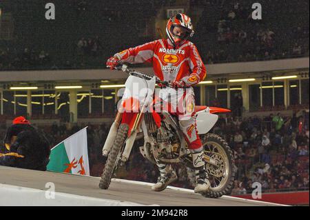 Jason Rennie, pilote de moto de cascades, a fait son saut record à la fin de la quatrième manche du championnat Maxxis British Supercross au Millennium Stadium de Cardiff, le 4th décembre 2004. Banque D'Images