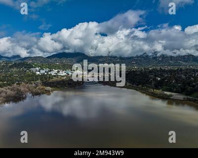 Los Angeles, États-Unis. 16th janvier 2023. Les tempêtes de pluie commencent à se dégager du ciel au-dessus de Pasadena . Les réservoirs locaux commencent à se remplir à nouveau d'eau précieuse à partir des récentes précipitations record. Réservoir Devils Gate illustré ci-dessous. 1/16/2023 Pasadena, CA., Etats-Unis (photo de Ted Soqui/SIPA USA) crédit: SIPA USA/Alay Live News Banque D'Images