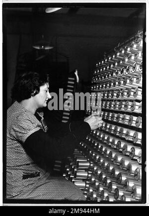 [Untitled] (Women Preparing Thread) Lewis Wickes Hine (américain, 1874-1940). , 1936-1937. Photographie en gélatine argentée, 7 1/4 x 4 3/4 po (18,4 x 12,1 cm). Photographie 1936-1937 Banque D'Images