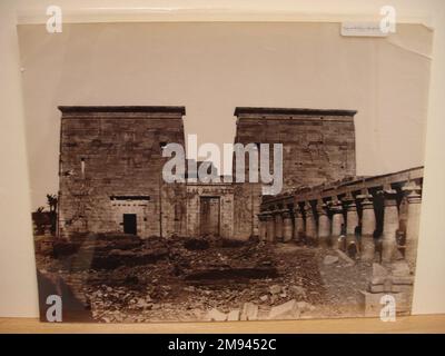 Phile vue de Pylone avec les colonnes (Temple d'Isis pylone; vue avec des colonnes au nord, philae) Antonio Beato (italien et britannique, ca. 1825-ca.1903). Phile vue de Pylone avec les colonnes (Temple d'Isis pylône; vue avec des colonnes au nord, philae), fin 19th siècle. Photographie en argent d'albumine, image/feuille: 7 15/16 x 10 3/8 po. (20,2 x 26,4 cm). Photographie fin 19th siècle Banque D'Images