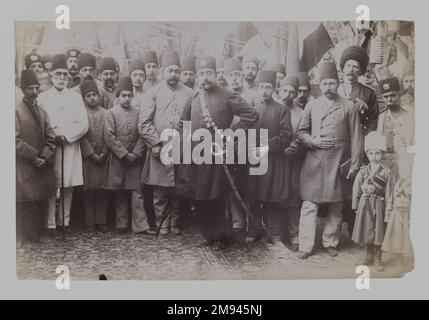 Mozaffar al-DIN Shah et son Entourage, l'une des 274 photos Vintage , ca. 1902. Photographie argentée à l'albumine, 5 9/16 x 8 9/16 po. (14,1 x 21,7 cm). Arts du monde islamique ca. 1902 Banque D'Images