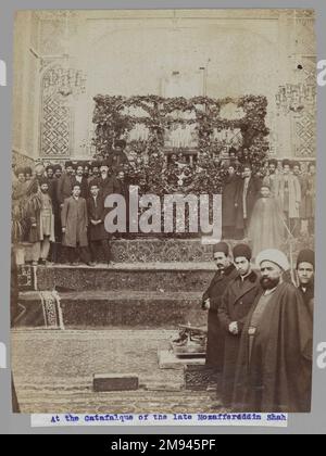 Au Catafalque de la fin Mozaffar al-DIN Shah, une des 274 photographies anciennes , 1906. Photographie argentée à l'albumine, 8 3/16 x 6 3/16 po (20,8 x 15,7 cm). Arts du monde islamique 1906 Banque D'Images