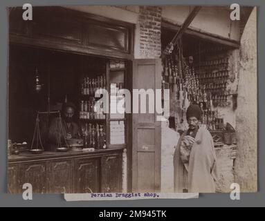 Perse Grocer Shop, l'une des 274 photos anciennes , fin 19th-début 20th siècle. Photographie argentée à l'albumine, 6 x 8 po (15,2 x 20,3 cm). Arts du monde islamique fin 19th-début 20th siècle Banque D'Images