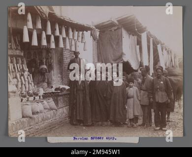 Perse Grocer Shop, l'une des 274 photos anciennes , fin 19th-début 20th siècle. Photographie argentée à l'albumine, 6 1/8 x 8 1/8 po (15,5 x 20,7 cm). Arts du monde islamique fin 19th-début 20th siècle Banque D'Images