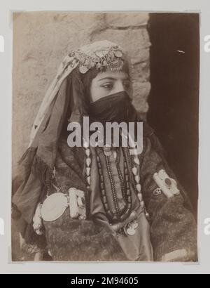 Portrait de la femme membre de la famille de Shah, une des 274 photographies anciennes , fin 19th-début 20th siècle. Photographie argentée à l'albumine, 8 1/8 x 6 1/8 po (20,7 x 15,6 cm). Arts du monde islamique fin 19th-début 20th siècle Banque D'Images