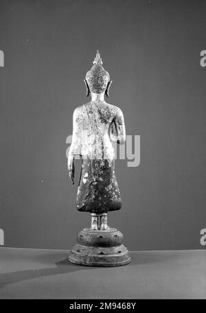 Bouddha debout Bouddha debout. Bronze doré, polychrome, 18 7/8 x 5 1/2 x 5 po. (47,9 x 14 x 12,7 cm). Art asiatique Banque D'Images