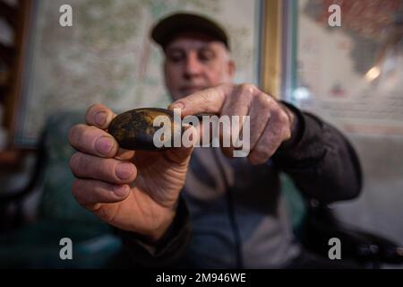 Le Ramadan palestinien recueille des « richesses » de pierres et de rochers archéologiques à Gaza. Le Ramadan Ahmed palestinien aime plonger dans les profondeurs des civilisations anciennes dans son petit musée de sa maison à Khan Yunis, au sud de la bande de Gaza, où il aime acquérir un groupe d'objets précieux, y compris la pierre d'agate yéménite, la pierre de Sijil mentionnée dans le Saint Coran, Pierres transparentes et cristallines, la célèbre pierre à empreintes digitales, et la pierre de météorite lunaire, qui est l'un des types les plus rares au monde, pierres peintes avec des formes étranges datant de l'époque antique. Banque D'Images