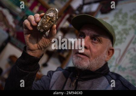 Le Ramadan palestinien recueille des « richesses » de pierres et de rochers archéologiques à Gaza. Le Ramadan Ahmed palestinien aime plonger dans les profondeurs des civilisations anciennes dans son petit musée de sa maison à Khan Yunis, au sud de la bande de Gaza, où il aime acquérir un groupe d'objets précieux, y compris la pierre d'agate yéménite, la pierre de Sijil mentionnée dans le Saint Coran, Pierres transparentes et cristallines, la célèbre pierre à empreintes digitales, et la pierre de météorite lunaire, qui est l'un des types les plus rares au monde, pierres peintes avec des formes étranges datant de l'époque antique. Banque D'Images