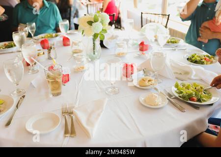 lieu de mariage tables fleurs alcool réception célébration bougies Banque D'Images