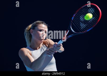 Melbourne, Australie. 17th janvier 2023. Camila GIORGI d'Italie en action contre Anastasia PAVLYUCHENKOVA dans le match des femmes célibataires le jour 2 de l'Open australien 2023 sur Rod laver Arena, à Melbourne, en Australie. Sydney Low/Cal Sport Media. Crédit : csm/Alay Live News Banque D'Images