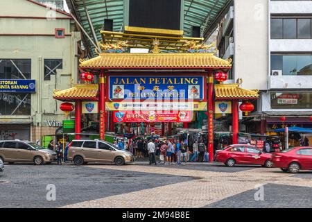 9 janvier 2023 : porte d'entrée de petaling Street, un quartier chinois situé à Kuala Lumpur, Malaisie. À la fin de 19th et au début de 20th siècle, il l'avait été Banque D'Images