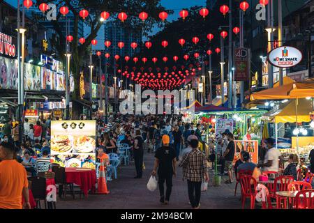 10 janvier 2023 : la rue de la gastronomie de Jalan Alor à kuala lumpur, en malaisie, était autrefois connue comme un quartier rouge et les vestiges de ces activités sont toujours exis Banque D'Images