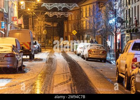 Clonakilty, West Cork, Irlande. 16th janvier 2023. De fortes chutes de neige ont traversé l'Irlande pendant la nuit. À Clonakilty, dans l'ouest de Cork, les voitures et les routes étaient couvertes d'une épaisse couche de neige. Crédit : AG News/Alay Live News Banque D'Images