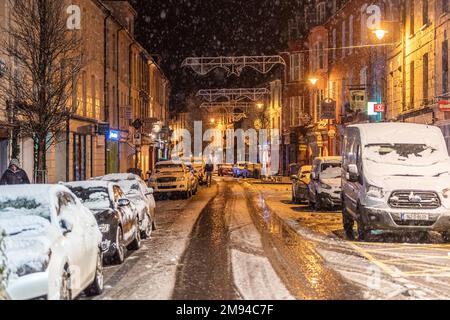 Clonakilty, West Cork, Irlande. 16th janvier 2023. De fortes chutes de neige ont traversé l'Irlande pendant la nuit. À Clonakilty, dans l'ouest de Cork, les voitures et les routes étaient couvertes d'une épaisse couche de neige. Crédit : AG News/Alay Live News Banque D'Images