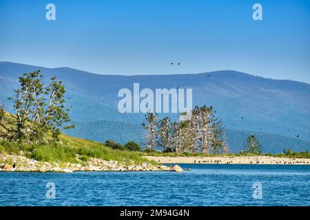 Baie Barguzinsky du lac Baikal dans la République de Buryat en journée avec un soleil clair Banque D'Images