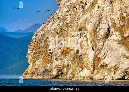 Baie Barguzinsky du lac Baikal dans la République de Buryat en journée avec un soleil clair Banque D'Images