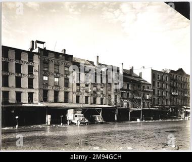 Marchés aux poissons : South Street, Manhattan Berenice Abbott (américain, 1898-1991). , 26 novembre 1935. Photographie en gélatine argentée, feuille : 7 1/2 x 9 1/2 po. (19,1 x 24,1 cm). Photographie 26 novembre 1935 Banque D'Images