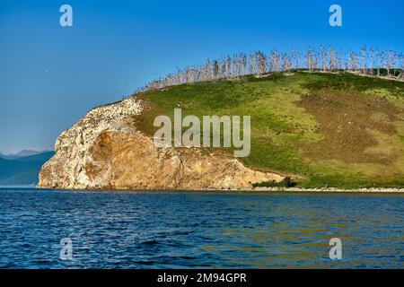 Baie Barguzinsky du lac Baikal dans la République de Buryat en journée avec un soleil clair Banque D'Images