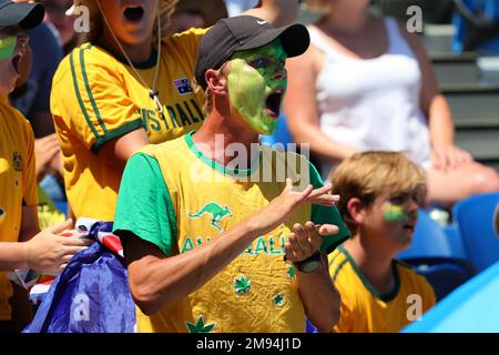 Melbourne, Australie. 17th janvier 2023. Les fans australiens lors du match de la série 1 entre Kaia Kanepi, d'Estonie, et Kimberly Birrell, d'Australie, jour 2, au Australian Open tennis 2023 à KIA Arena, Melbourne, Australie, le 17 janvier 2023. Photo de Peter Dovgan. Utilisation éditoriale uniquement, licence requise pour une utilisation commerciale. Aucune utilisation dans les Paris, les jeux ou les publications d'un seul club/ligue/joueur. Crédit : UK Sports pics Ltd/Alay Live News Banque D'Images