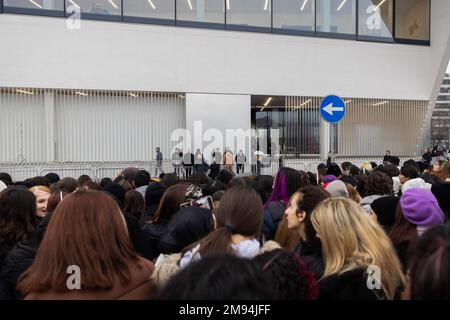 Milan, Italie. 15th janvier 2023. Les gens se tiennent à l'extérieur de la Fondazione Prada pendant la semaine de la mode de Milan vêtements pour hommes automne/hiver 2023/2024 à Milan. Crédit : SOPA Images Limited/Alamy Live News Banque D'Images