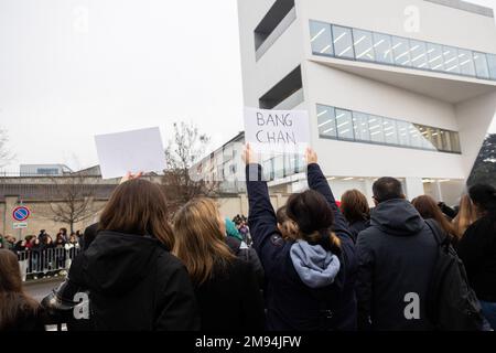 Milan, Italie. 15th janvier 2023. Les gens se tiennent à l'extérieur de la Fondazione Prada pendant la semaine de la mode de Milan vêtements pour hommes automne/hiver 2023/2024 à Milan. Crédit : SOPA Images Limited/Alamy Live News Banque D'Images