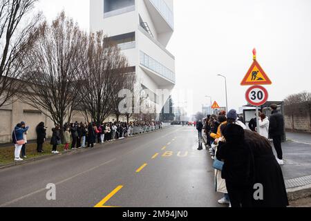 Milan, Italie. 15th janvier 2023. Les gens se tiennent à l'extérieur de la Fondazione Prada pendant la semaine de la mode de Milan vêtements pour hommes automne/hiver 2023/2024 à Milan. (Photo de Mairo Cinquetti/SOPA Images/Sipa USA) crédit: SIPA USA/Alay Live News Banque D'Images