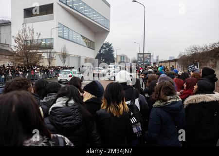 Milan, Italie. 15th janvier 2023. Les gens se tiennent à l'extérieur de la Fondazione Prada pendant la semaine de la mode de Milan vêtements pour hommes automne/hiver 2023/2024 à Milan. (Photo de Mairo Cinquetti/SOPA Images/Sipa USA) crédit: SIPA USA/Alay Live News Banque D'Images